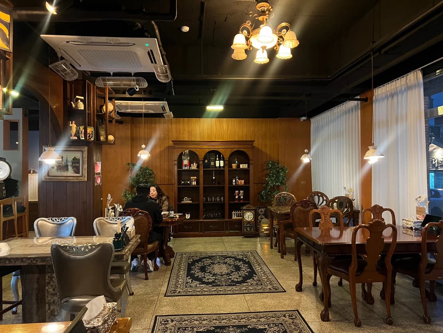 짙은 목재 가구와 따뜻한 조명이 놓인 삼백참치 실내