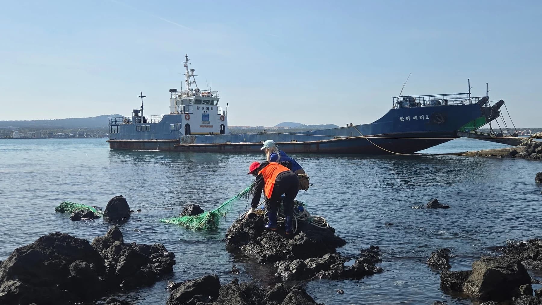 Seol Jinmi collecting discarded fishing gear along the coast