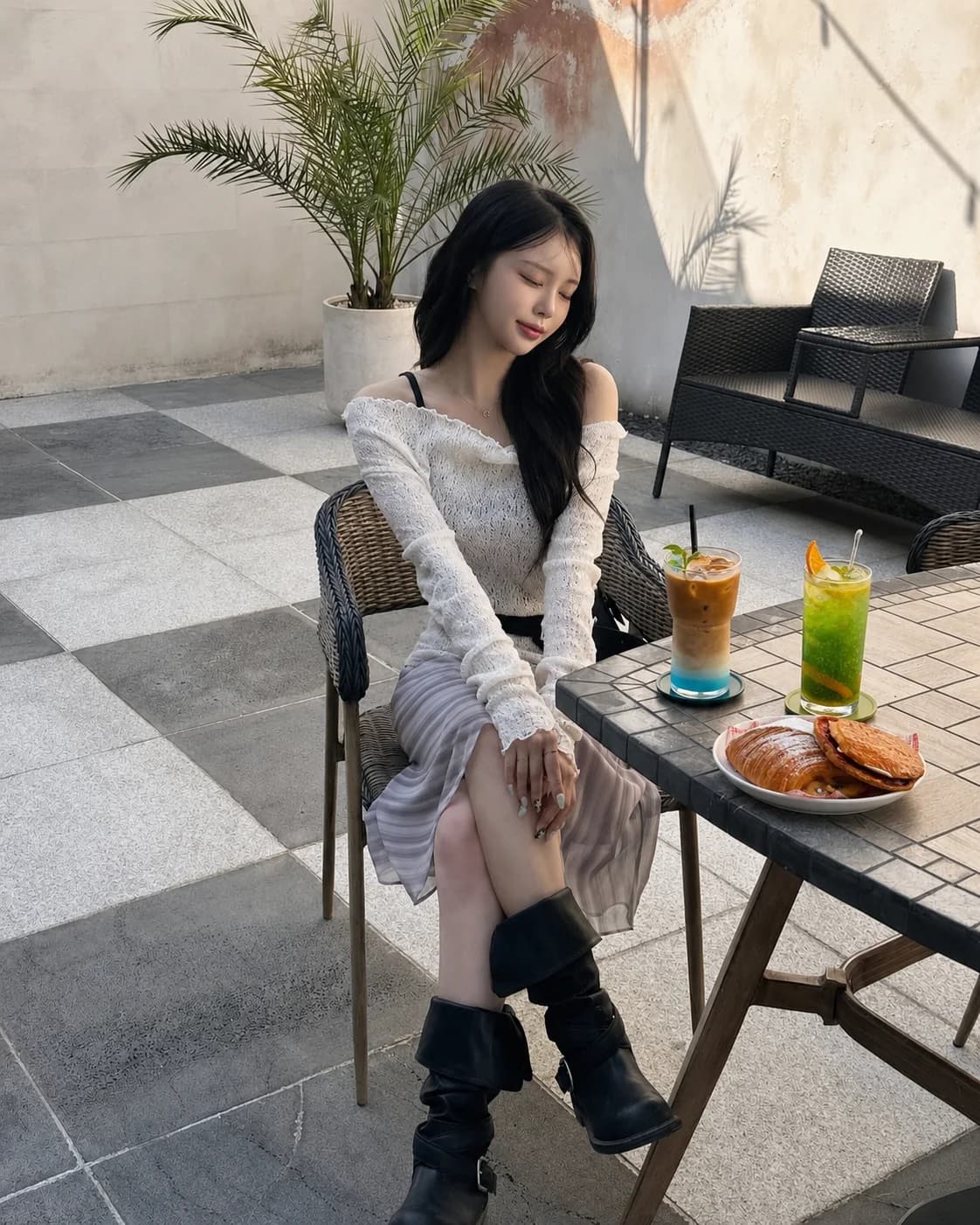 라망드제주 테라스에서 음료와 디저트를 즐기는 방문객