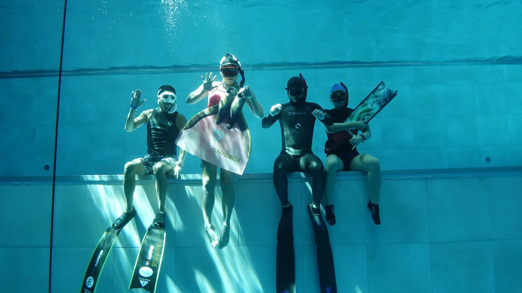 Lee Deokwon with participants during a freediving class underwater