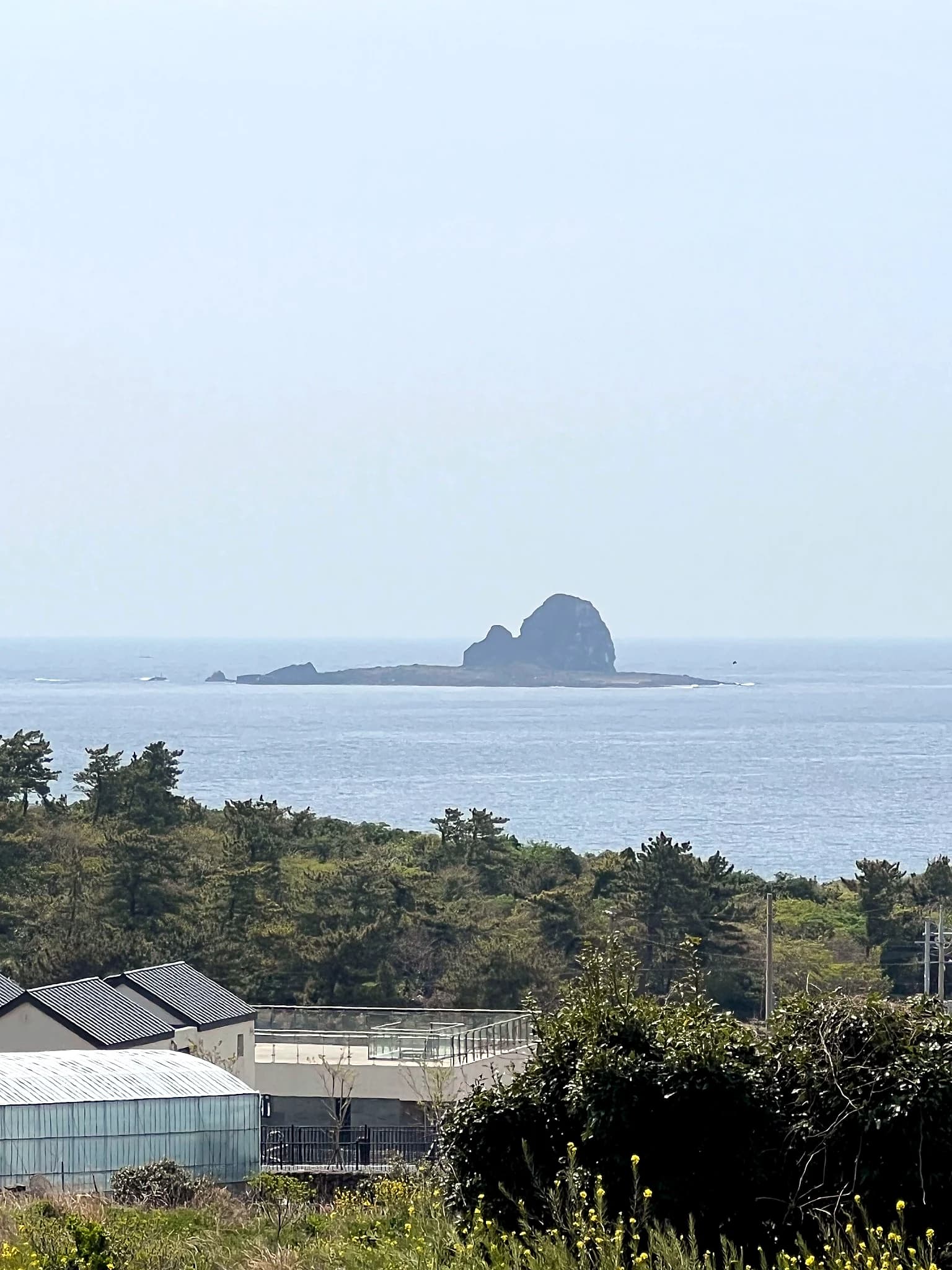사계리 마을과 밭 너머 바다에 떠 있는 형제섬